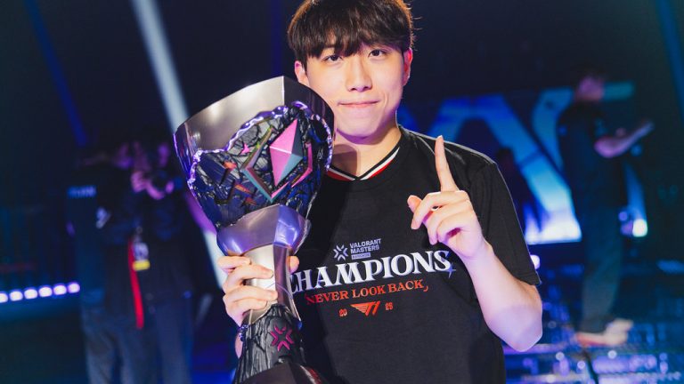 T1 players lifting the VALORANT Masters Bangkok trophy