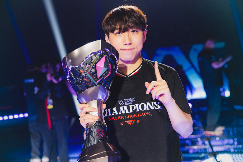 T1 players lifting the VALORANT Masters Bangkok trophy