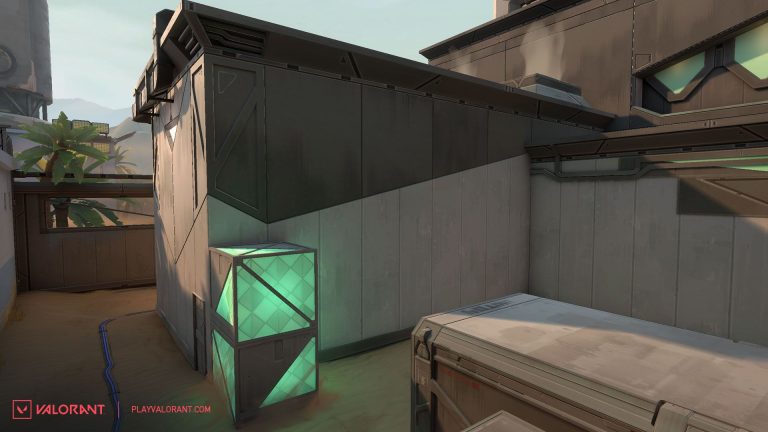 VALORANT attackers preparing to enter the B site on Bind