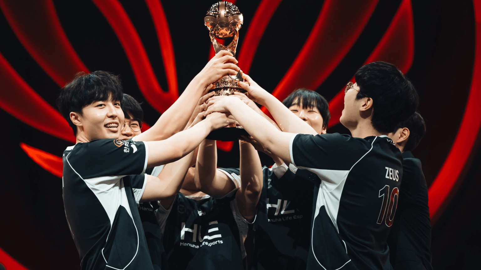 Hanwha Life Esports lift the MSI 2026 trophy in Daejeon