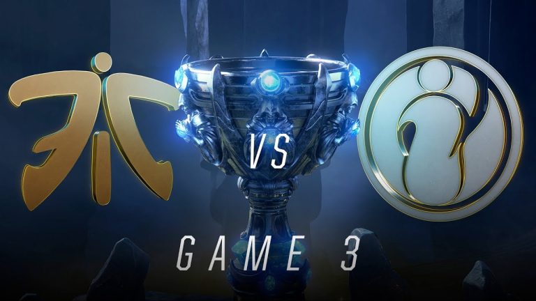 Invictus Gaming and Fnatic on stage during the Worlds 2018 final