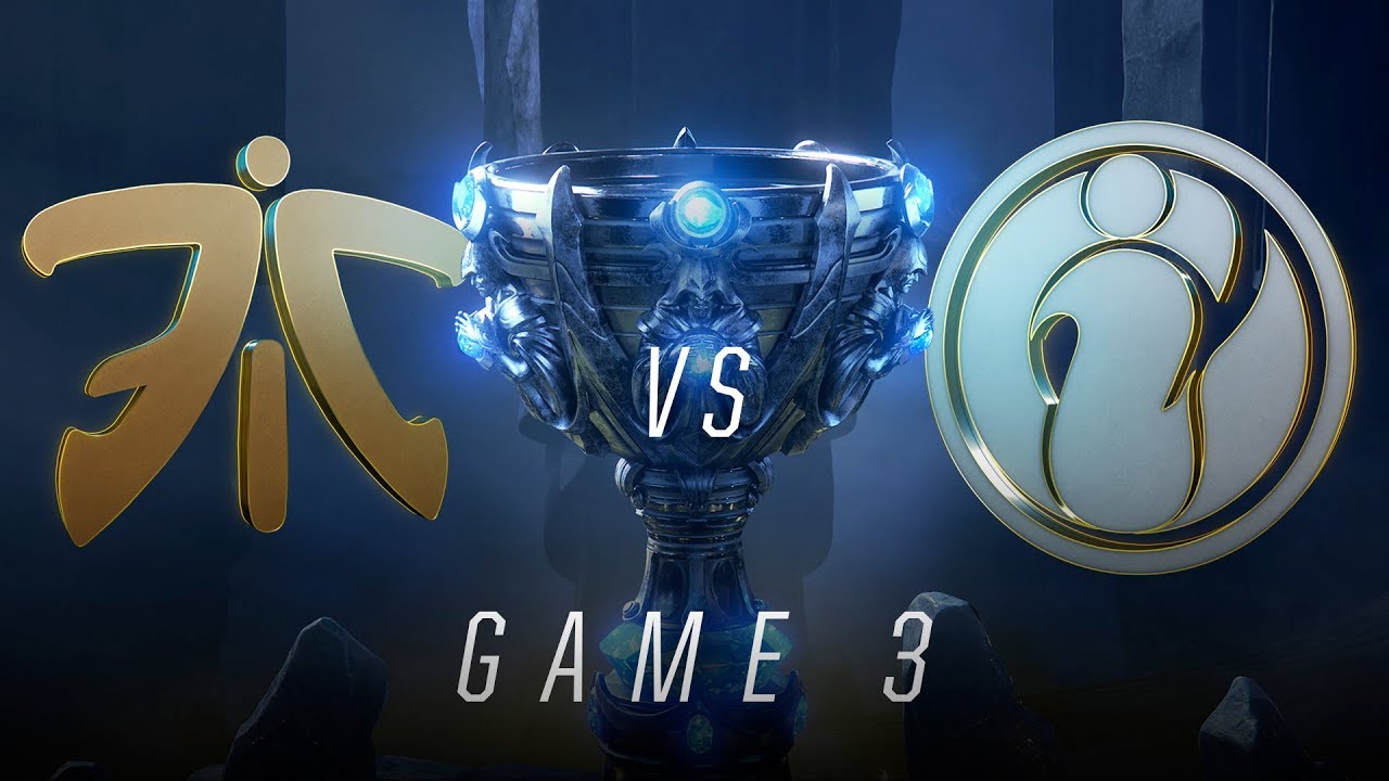 Invictus Gaming and Fnatic on stage during the Worlds 2018 final