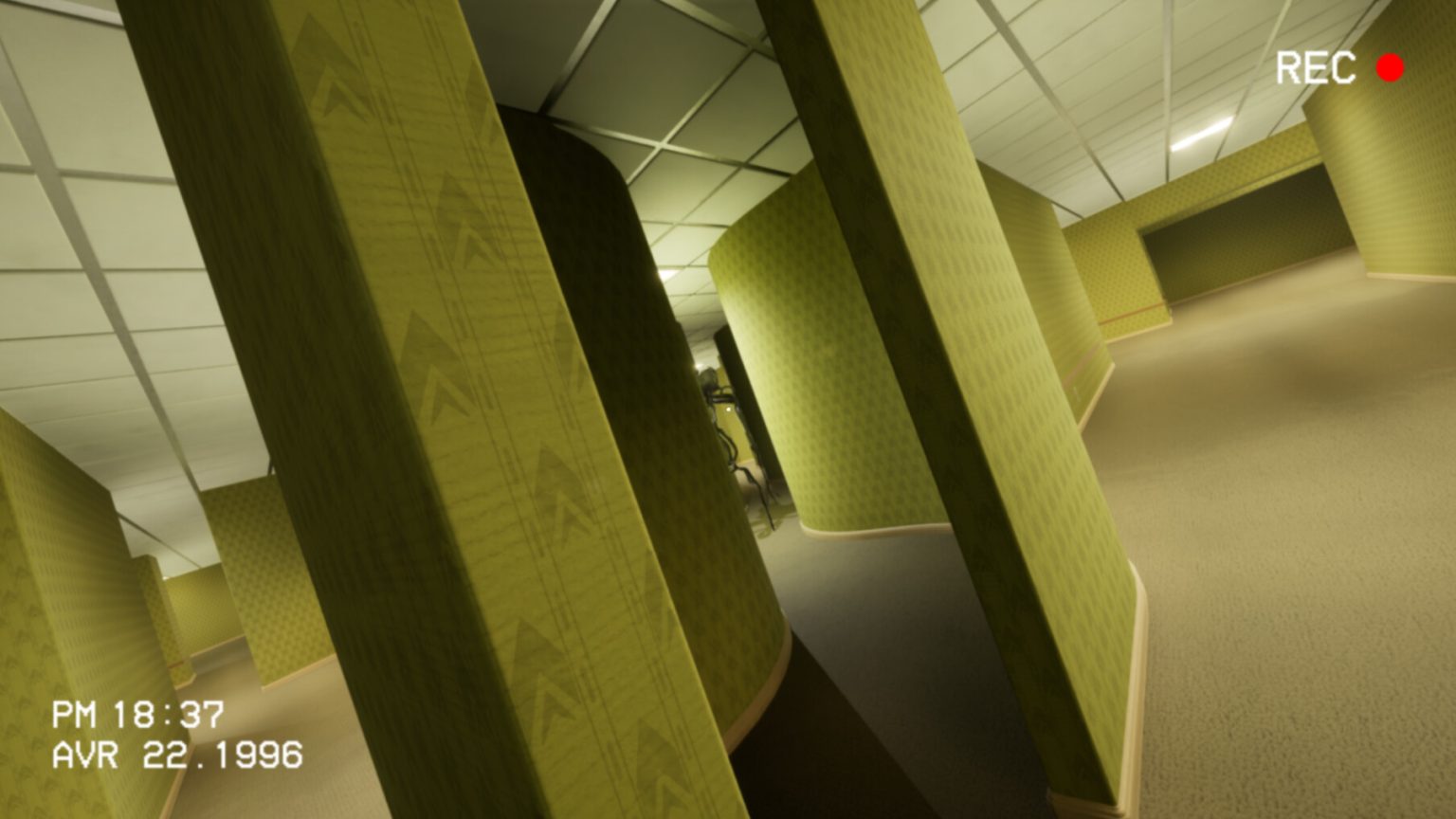 Players exploring a dim Backrooms corridor in Real backrooms